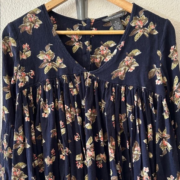 Chelsea & Theodore Navy Floral Flowy Peasant Blouse size M - Picture 4 of 6